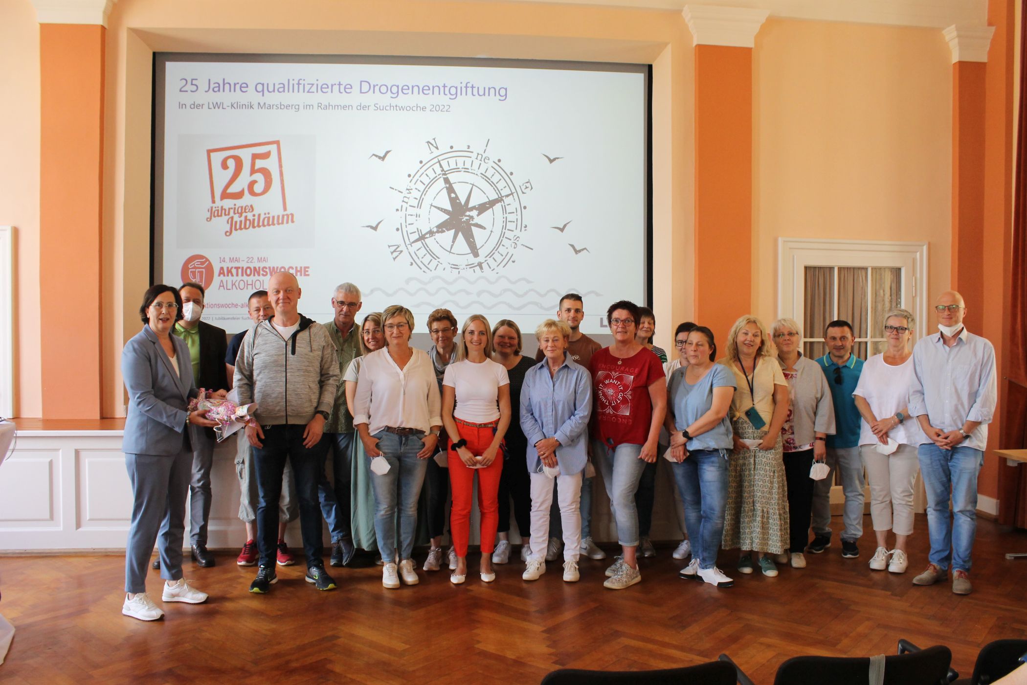 Mitarbeitende aus dem Suchtbereich posieren für ein Gruppenfoto.