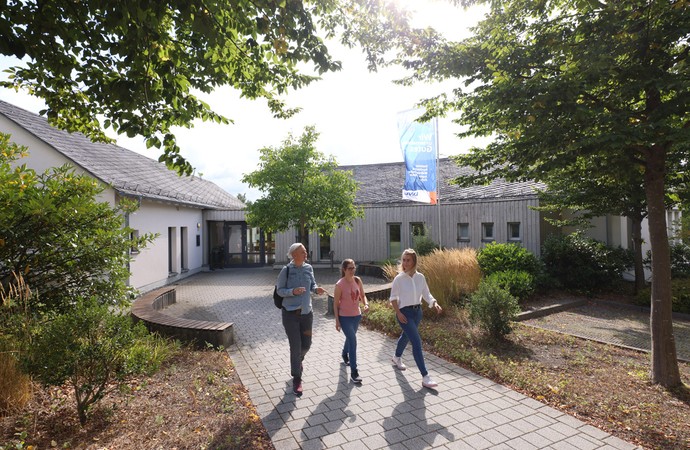 Der Eingangsbereich der LWL-Tagesklinik Schmallenberg-Bad Fredeburg ist hell und freundlich.