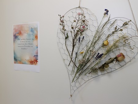 Herz aus Hasendraht und Trockenblumen.