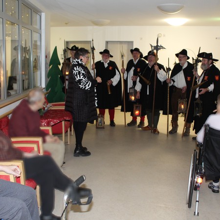 Die Nachtwächter singen für die Bewohnerinnen und Bewohner.