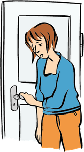 Eine Frau mit einem sehr traurigen Gesicht und hängenden Schultern steht mit der Klinke in der Hand vor einer verschlossenen Tür