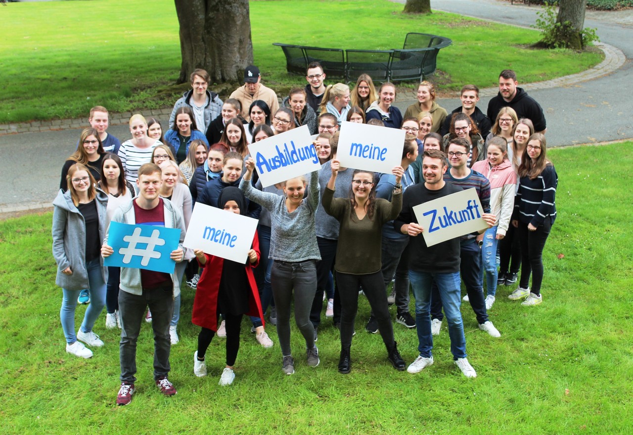 Das Foto zeigt Schülerinnen und Schüler der LWL-Akademie für Gesundheits- und Pflegeberufe Marsberg