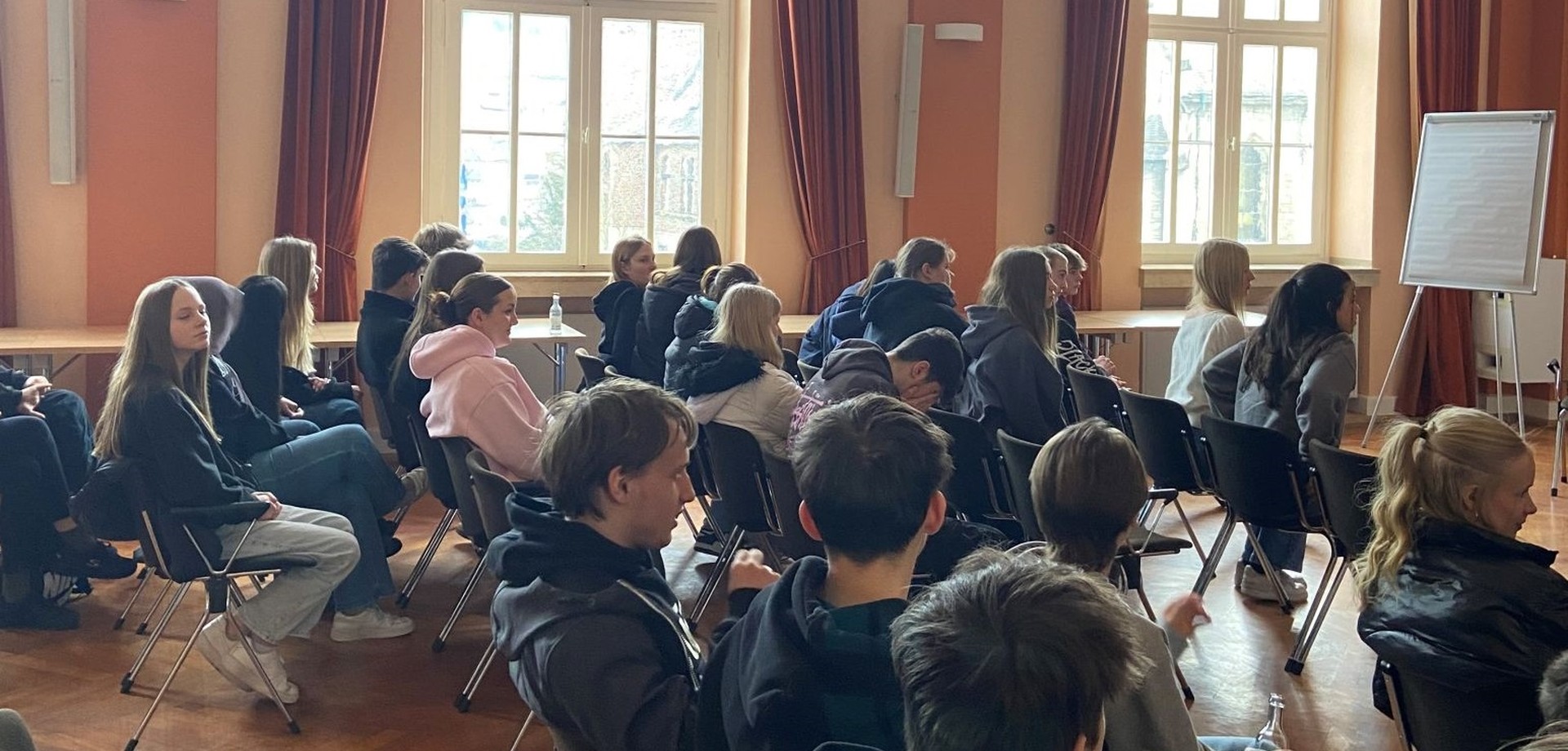 Schüler:innen besuchen eine Präventionsveranstaltung zum Thema Sucht  im historischen Festsaal des LWL-Klinikums.