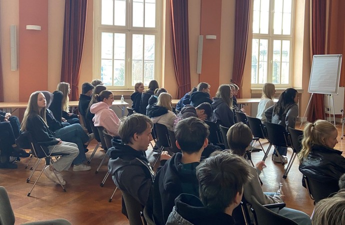 Patienten und Schüler:innen im Gespräch über Suchttherapie im LWL-Klinikum Marsberg