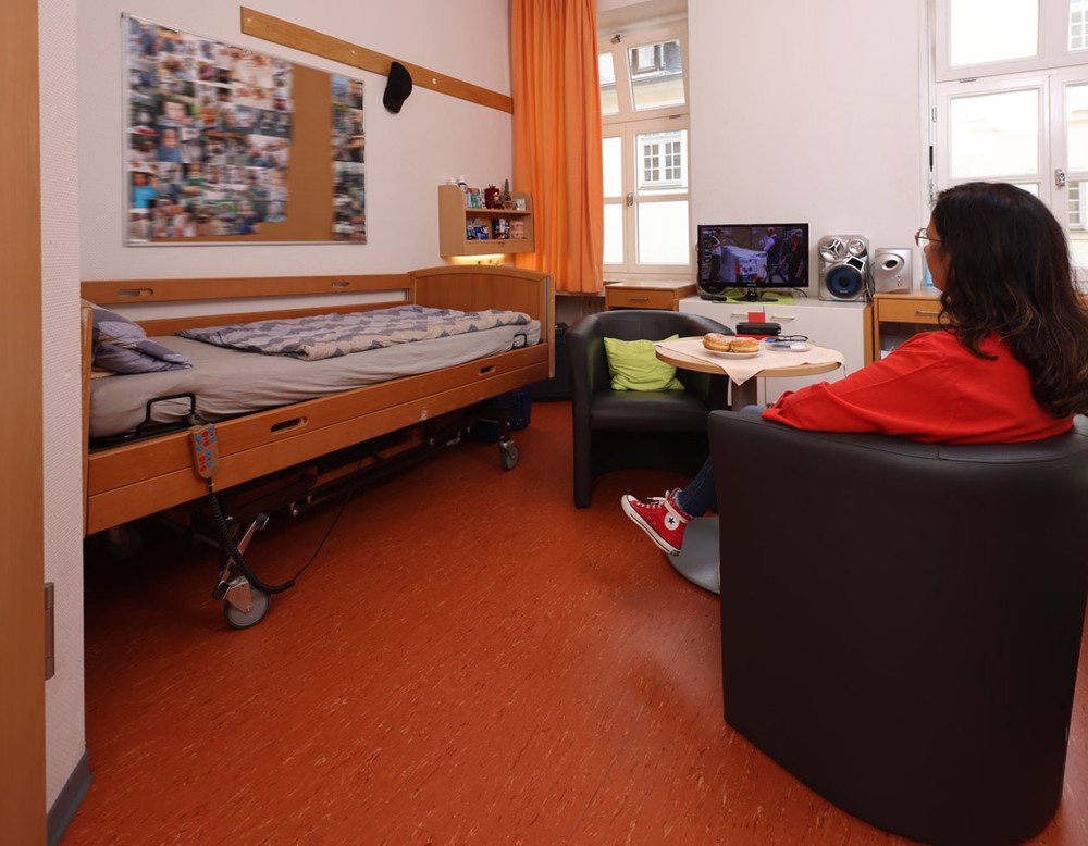 Die Zimmer in der LWL-Klinik Marsberg sind hell und freundlich.