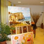 Kunstausstellung im Flur (vergrößerte Bildansicht wird geöffnet)